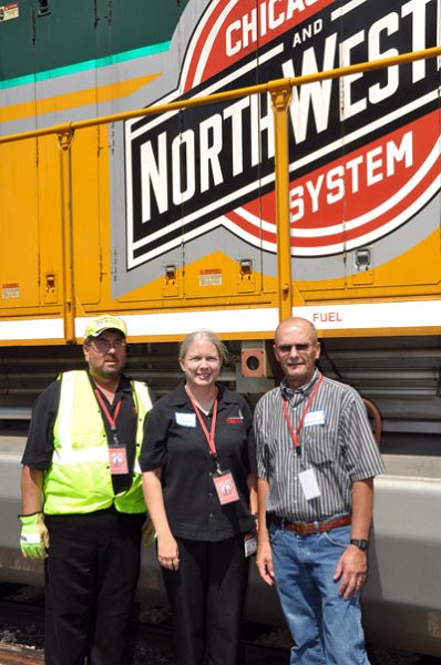 CNW-poeple-Sheldon-Beth-&-Rich Gozdecki.jpg - Sheldon Soldwisch, Beth & Rich Gozdecki along side the C&NW Heritage Engine, the 1995.